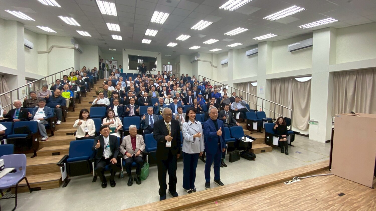 真理大學校友會總會長張聰聯、校長李宜芳、謝志堅董事長與全體貴賓合影